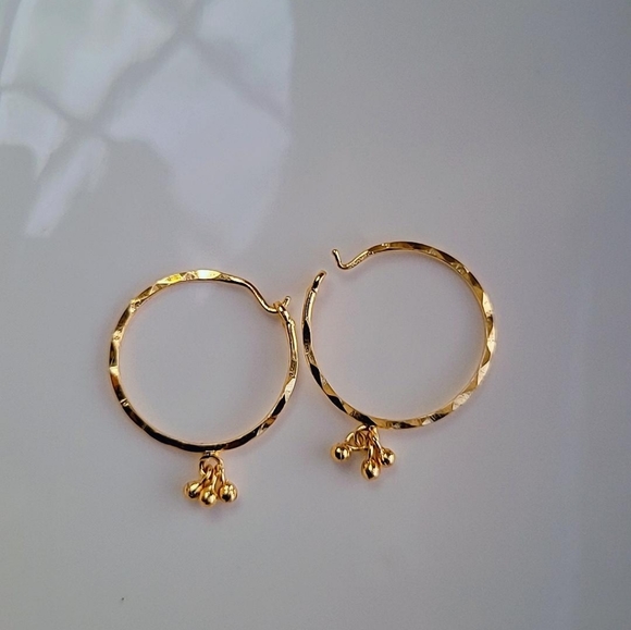 NWOT Circle Small 18k Gold Finish Earrings Perfect Gift ideas for any season NWT - Picture 4 of 4